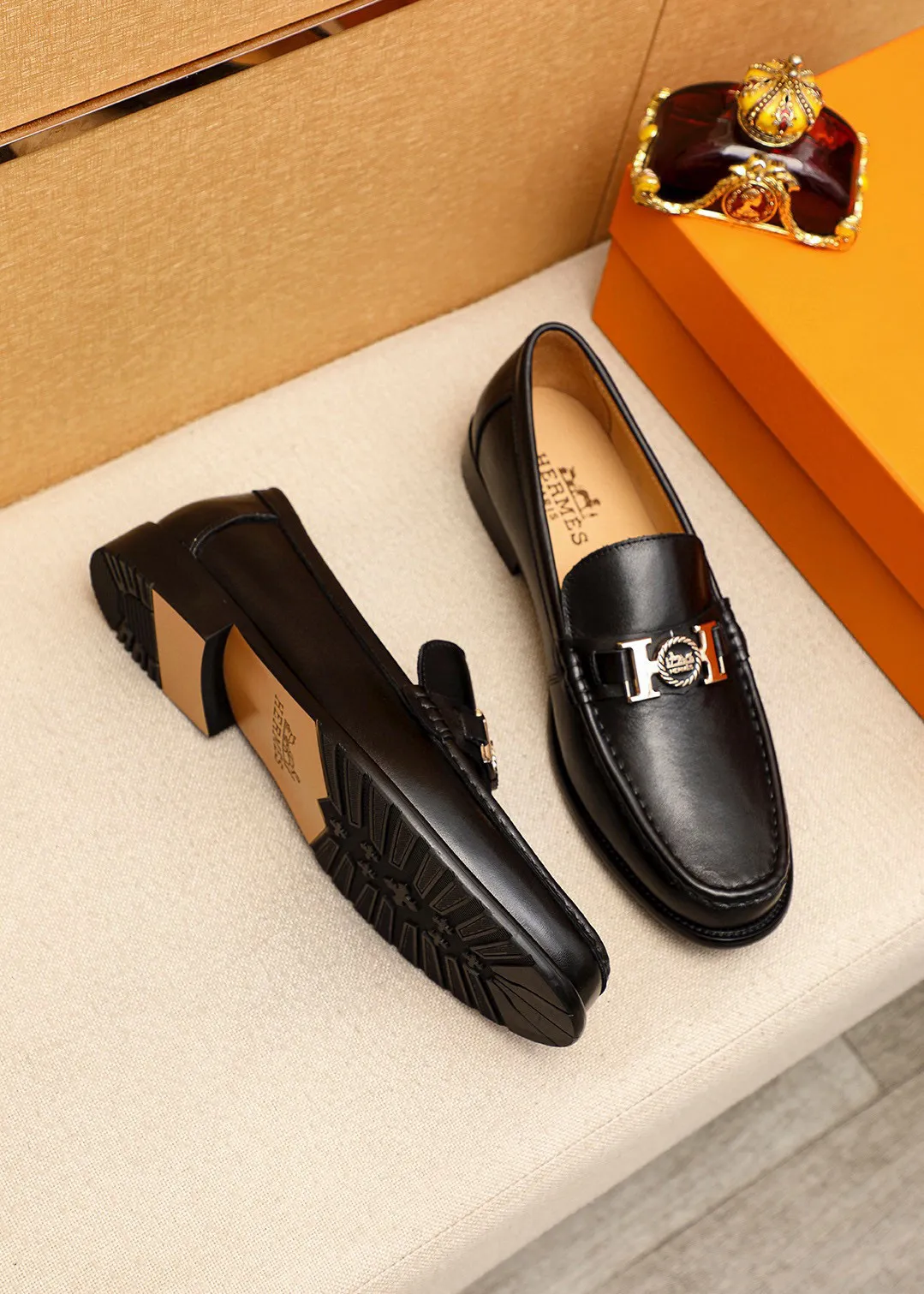 Men's shoes 💰442 💐 Product trademark: HERMES "Hermès" casual leather shoes Regular size: 38-44 (45🉑️customized) Product materials: Selected imported first-layer calfskin upper + luxury hardware buckle, imported water-dyed 🐂 cowhide lining. Strong three-dimensional visual effect, combined outsole Color: 1⃣️color optional